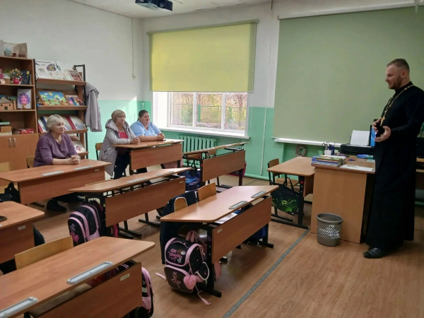 Священник Ветлужско-Уренского благочиния выступил на родительском собрании в Карповской школе