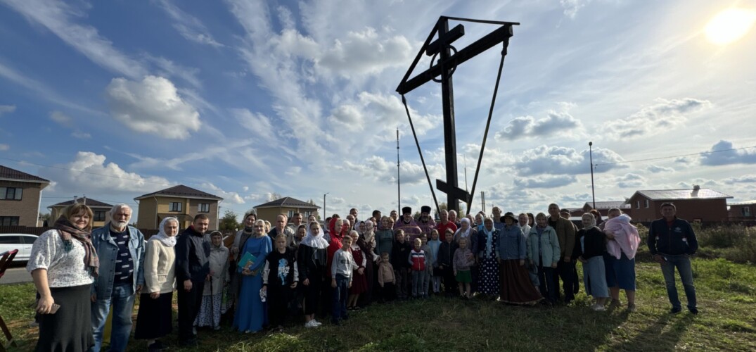 Освящен поклонный крест в деревне Крутая Кстовского района
