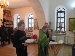 В храме при ИК - 1 и ИК - 14 ГУФСИН России по Нижегородской области настоятель прихода во имя Всех Святых поселка Сухобезводное совершил чин Великого освящения воды