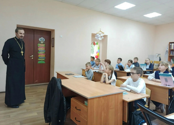 Благочинный Шарангского округа встретился с учениками 4-го класса Шарангской средней школы