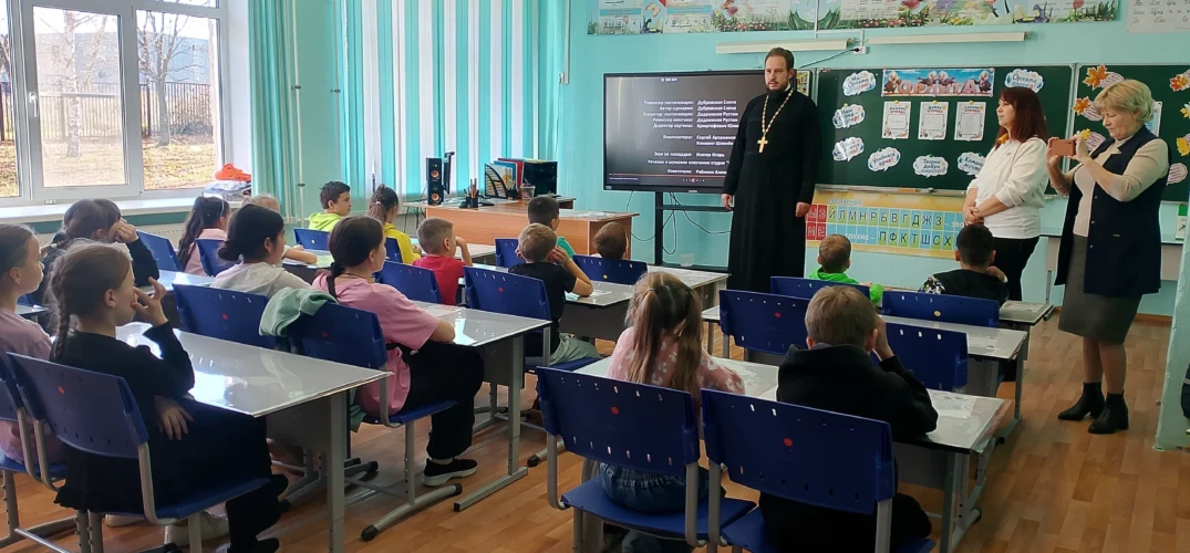 Помощник благочинного Дальнеконстантиновского округа принял участие в кинолектории в Богоявленской основной школе