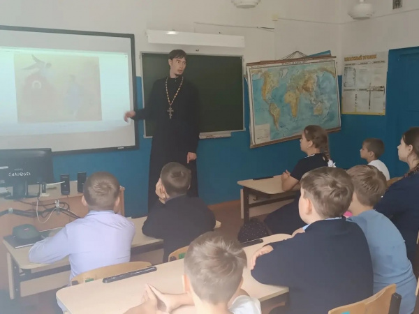 Учащиеся Михаленинской школы встретились с помощником благочинного Варнавинского округа по образованию