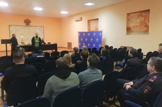 Клирик Воскресенского благочиния Нижегородской епархии провел духовную беседу с сотрудниками ГАИ и освятил их технику