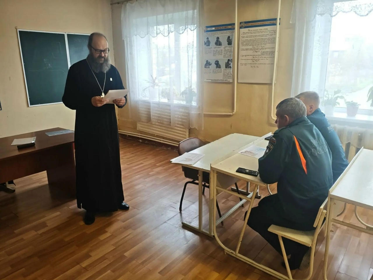 В Красных Баках состоялась встреча сотрудников МЧС со священником