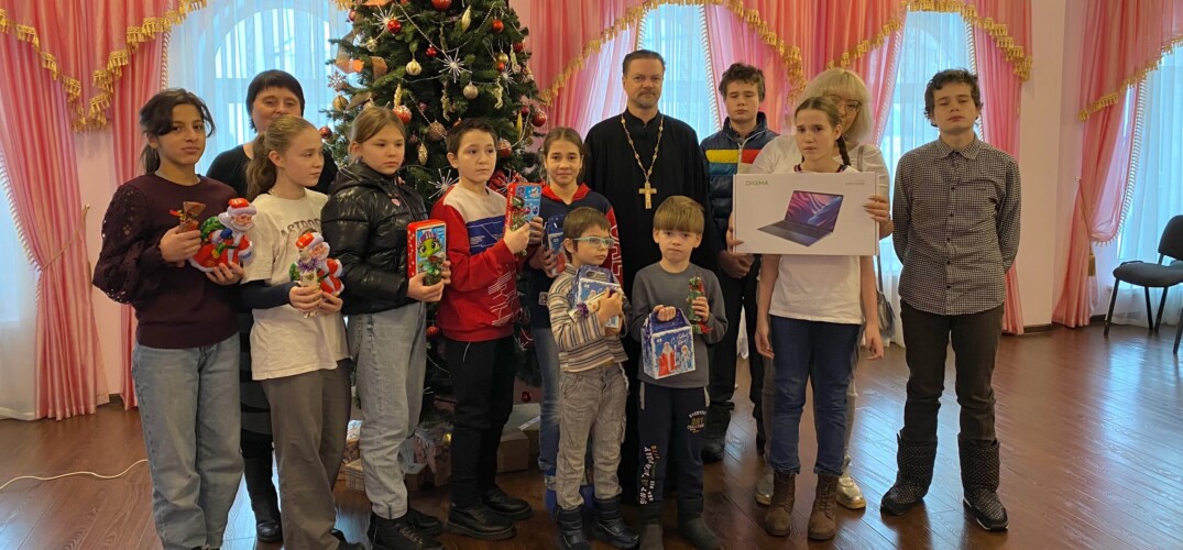 В Кстовском благочинии многодетная семья получила рождественские подарки от управляющего Нижегородской епархией