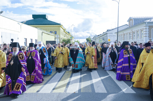 В Александро-Невском кафедральном соборе Нижнего Новгорода торжественно встретили ковчег с частицей мощей святителя Спиридона Т...