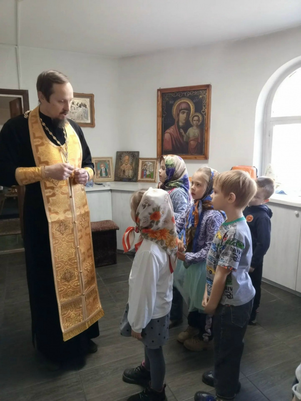 Воспитанники детского сада «Светлячок» поселка Шаранга посетили храм Пресвятой Живоначальной Троицы