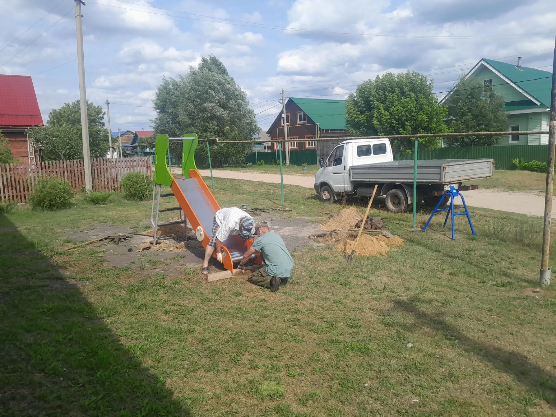 На территории храма Святого Духа в поселке Тарасиха Семеновского благочиния обустроена детская площадка 
