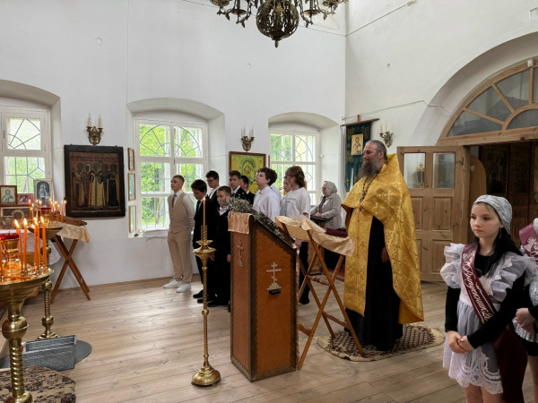 В храме в честь Казанской иконы Божией Матери села Бриляково прошел молебен перед выпускными экзаменами