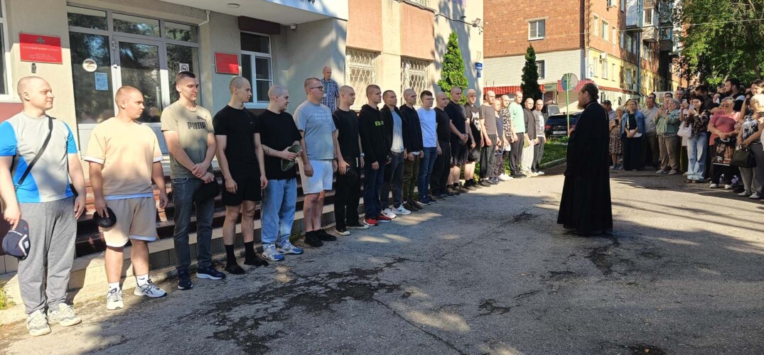 Помощник благочинного Нагорного округа напутствовал призывников перед отправкой на срочную военную службу
