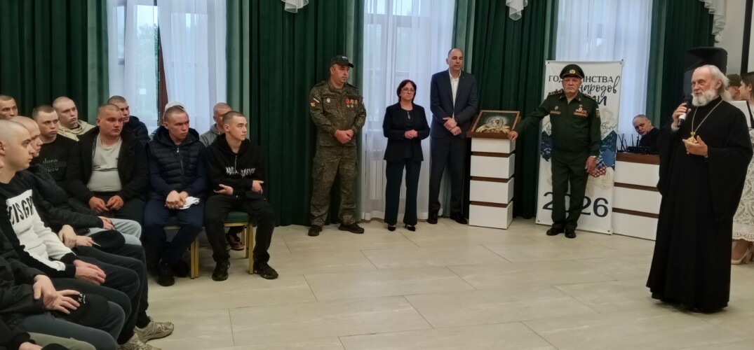Помощник благочинного Борского округа благословил призывников перед отправкой на срочную военную службу