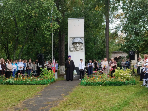 Настоятель храма Вознесения Господня в поселке Ковернино поздравил школьников с Днем знаний