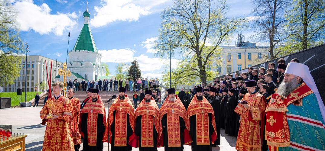 В День Победы митрополит Георгий совершил литию у Вечного огня в нижегородском кремле