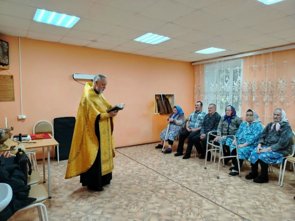 Настоятель храма Казанской иконы Божией Матери села Роженцово Шарангского округа посетил дом-интернат для престарелых и инвалидов
