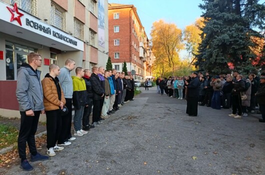 Помощник благочинного Нагорного округа напутствовал призывников перед отправкой на срочную военную службу