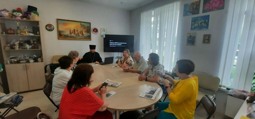 Помощник благочинного Сормовского округа провел духовную беседу с членами соседского центра «Циолковский»