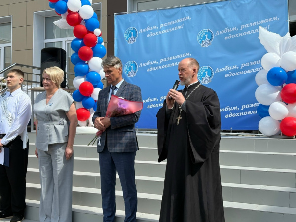 Священники Ветлужско-Уренского благочиния поздравили выпускников общеообразовательных учреждений
