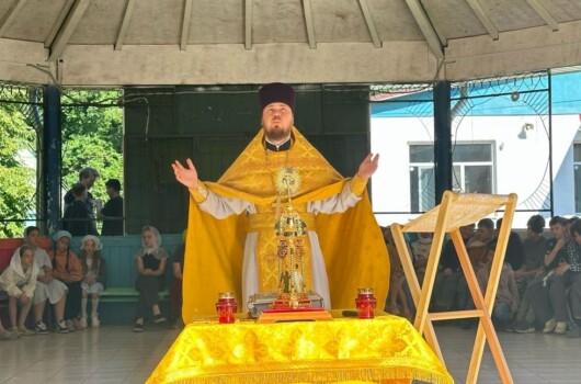 Во время православной смены в детском оздоровительном лагере «Зеленые дубки» совершена Божественная литургия