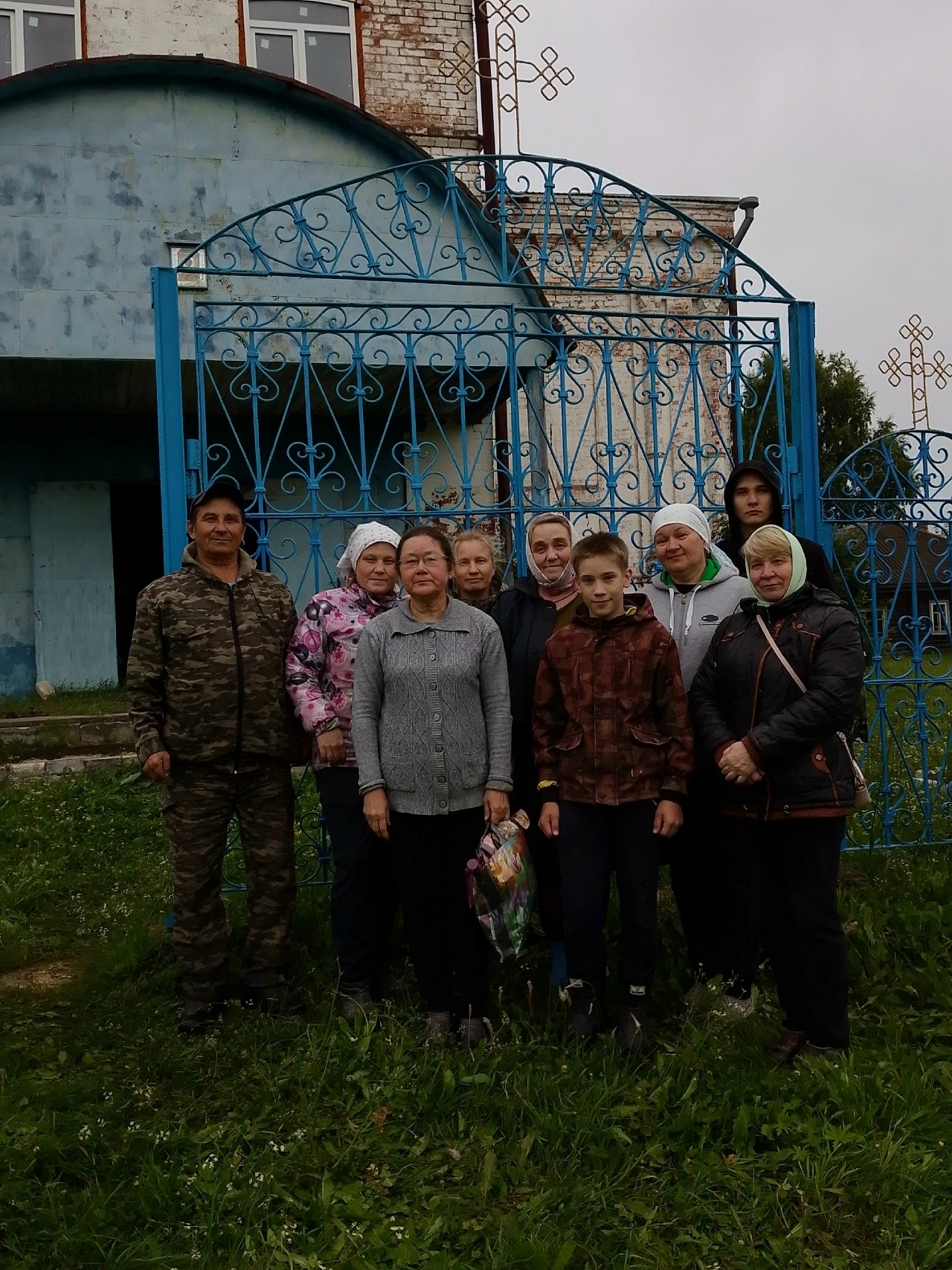 Православные добровольцы Шарангского благочиния провели трудовую акцию в селе Щенники