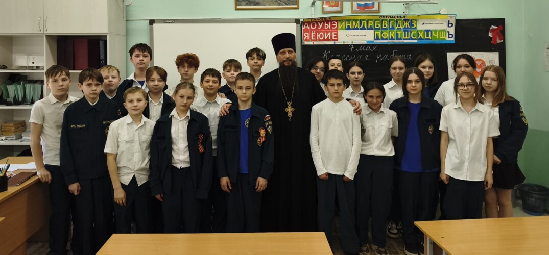 Помощник благочинного Автозаводского округа провел лекцию в профильном классе МЧС школы №114