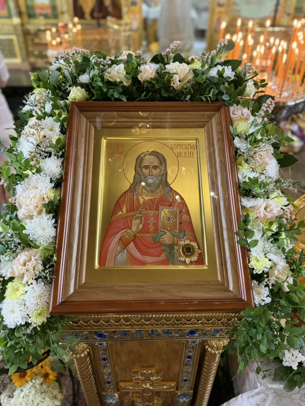 Храм Пресвятой Живоначальной Троицы города Заволжья встретил ковчег с частицей мощей святого праведного Алексия Бортсурманского
