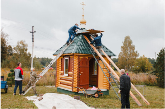 В деревне Зименки Богородского района на строящейся часовне были установлены купол и крест