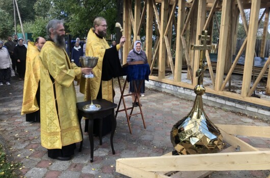 Благочинный Балахнинского округа освятил колокола и купол для звонницы Казанского храма в поселке Лукино