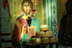 Иеромонахи Городецкого Феодоровского мужского монастыря совершили Пасхальную вечерню