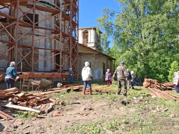 В храмах Сокольского благочиния прошли трудовые субботники