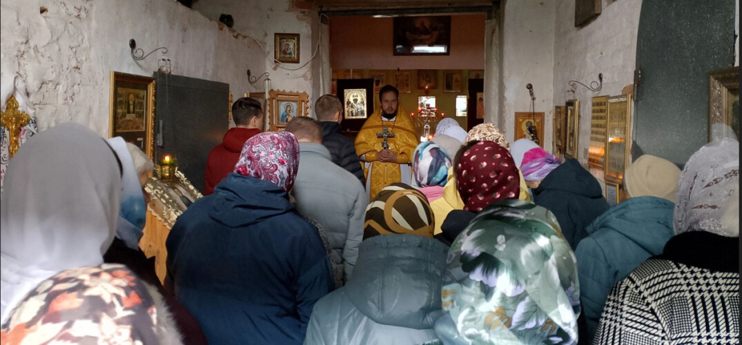 В возрождающемся храме села Тепло-Троицкое Дальнеконстантиновского округа совершена Божественная литургия