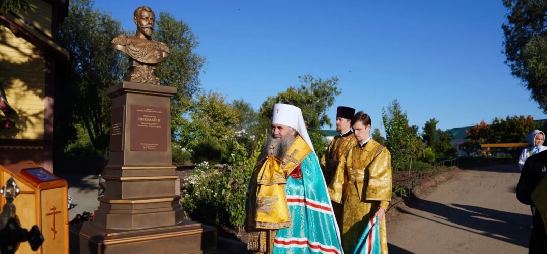 На территории Свято-Троицкого Серафимо-Дивеевского монастыря освящен памятник императору Николаю II
