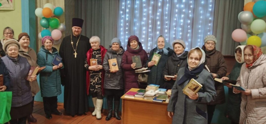 Клирик Борского благочиния провел духовную беседу с читателями библиотеки поселка Керженец