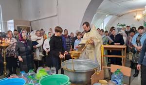 Праздник Крещения Господа и Спаса нашего Иисуса Христа в храме Пресвятой Живоначальной Троицы поселка Шаранга ознаменовался торжественным Богослужением, на которое собрались жители и гости поселка
