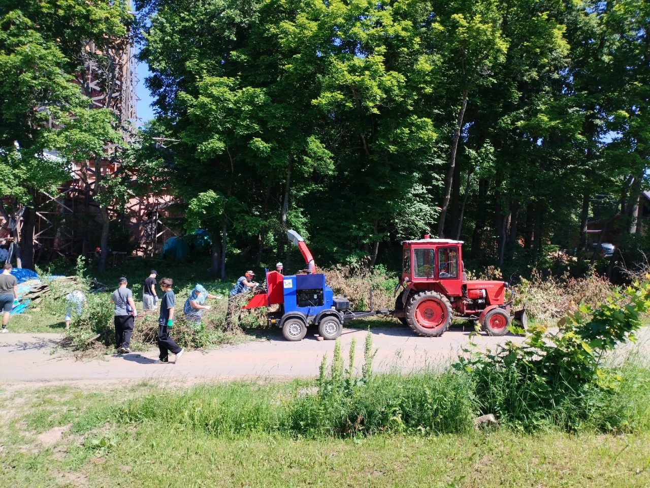 Ученики Богородской школы Воскресенского благочиния внесли вклад в благоустройство Казанской церкви