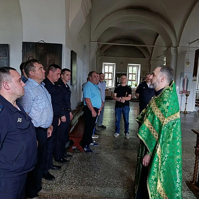 Сотрудники силовых структур поселка Тоншаева посетили Никольский храм в День семьи, любви и верности