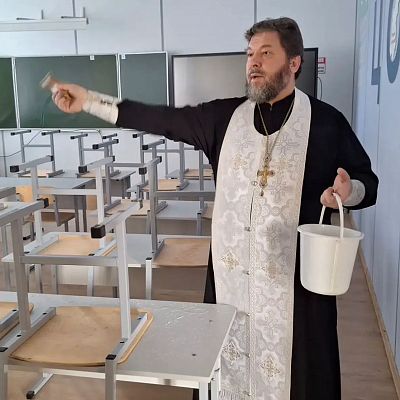Клирик Нижегородского благочиния освятил гимназию №13