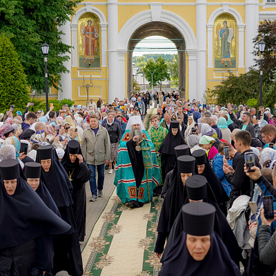 В канун Пятидесятницы глава Нижегородской митрополии совершил вечернее богослужение в Дивеевском монастыре
