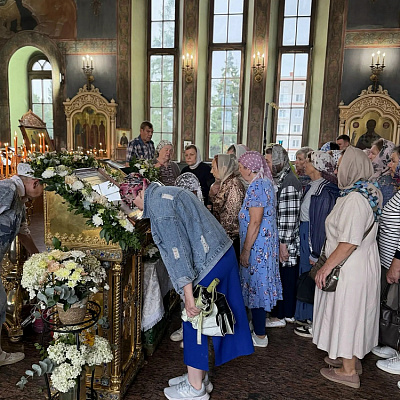 Храм Пресвятой Живоначальной Троицы города Заволжья встретил ковчег с частицей мощей святого праведного Алексия Бортсурманского