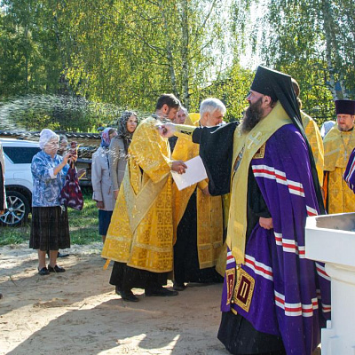 Епископ Парамон совершил чин основания храма и освящения куполов в селе Смольки Городецкого района