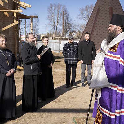 Епископ Парамон освятил кресты, купола и колокола Никольского храма в Городце