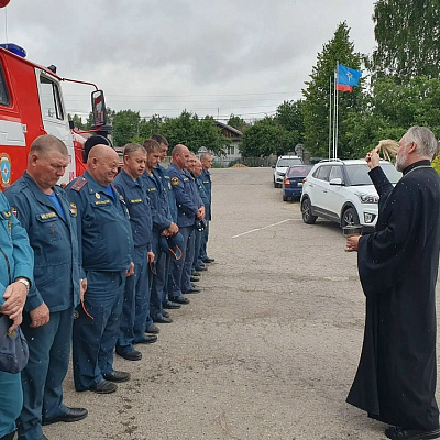 Настоятель храма Казанской иконы Божией Матери села Роженцово посетил пожарно-спасательную часть в поселке Шаранга