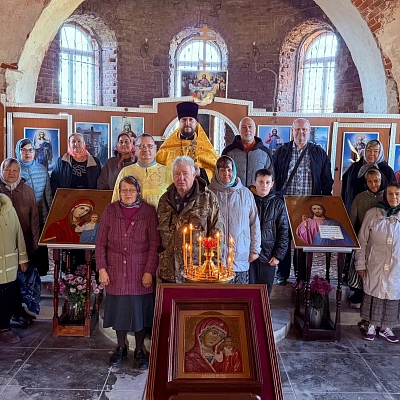 В Дальнеконстантиновском благочинии в возрождающемся храме села Кажлейка встретили новые иконы