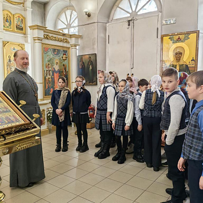 Учащиеся школы №1 г. Урень посетили с экскурсией храм в честь Трех Святелей г. Урень