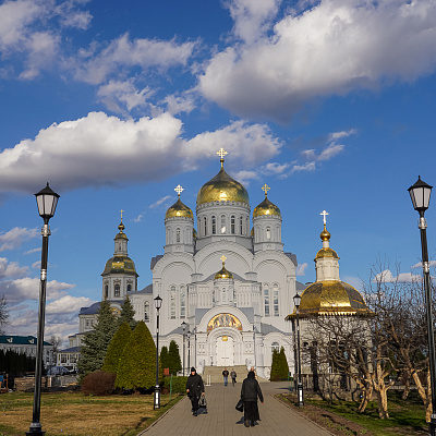 Управляющий Нижегородской епархией возглавил в Серафимо-Дивеевском монастыре утреню с акафистом Пресвятой Богородице