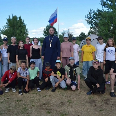 Помощник благочинного Дальнеконстантиновского округа провел беседу с воспитанниками детского палаточного лагеря «Русич»