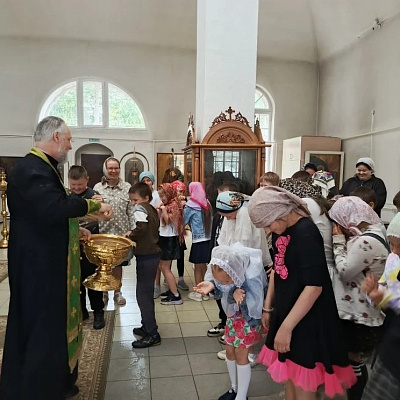 Воспитанники летнего лагеря «Улыбка» Шарангской средней школы совершили экскурсию в храм Пресвятой Живоначальной Троицы
