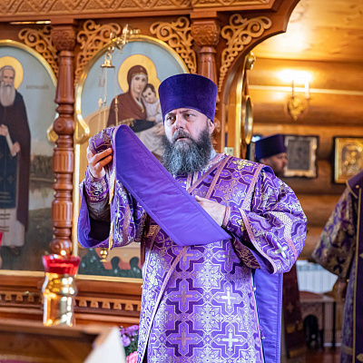 В престольный праздник в Крестовоздвиженском храме села Чернуха Лысковского округа епископ Иосия возглавил Божественную литургию