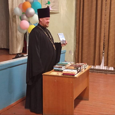 Клирик Борского благочиния провел духовную беседу с читателями библиотеки поселка Керженец