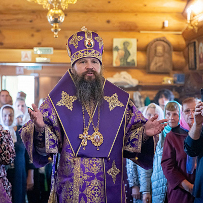 В престольный праздник в Крестовоздвиженском храме села Чернуха Лысковского округа епископ Иосия возглавил Божественную литургию