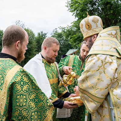 В день преставления преподобного Варнавы Ветлужского епископ Городецкий и Ветлужский Парамон совершил Божественную литургию на площади у одноименного храма р.п. Варнавино